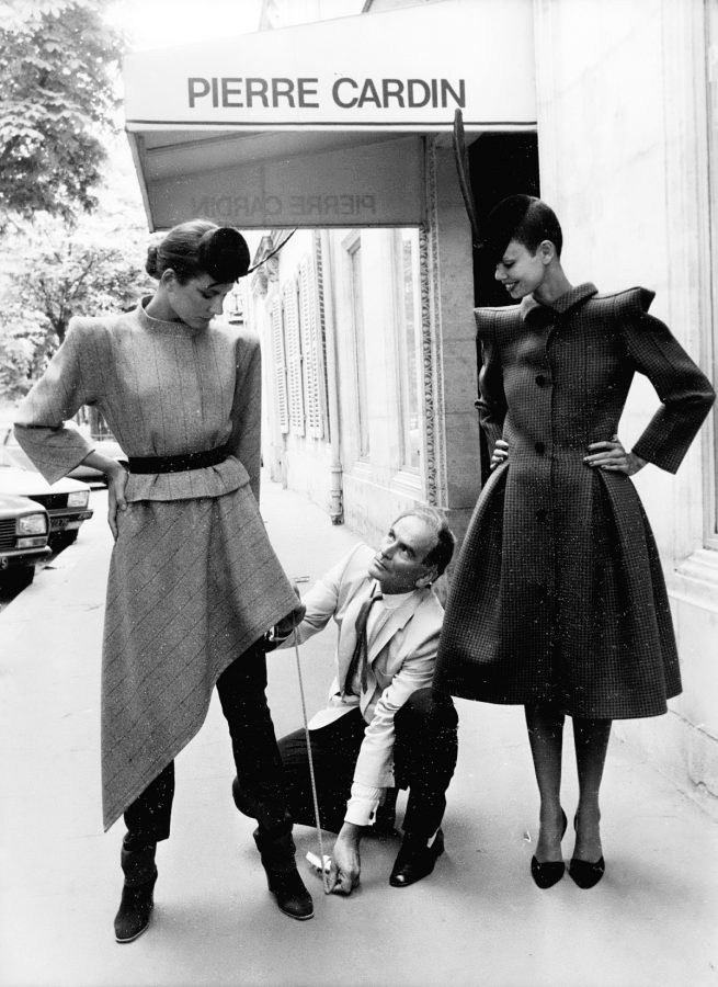 Pierre Cardin’in avangart tasarımları moda tarihinde esaslı bir yer edindi. 1978’den bir moda çekiminde...