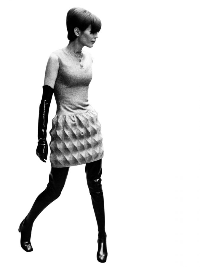 Pierre Cardin’in en geleceğe dönük işlerini ortaya çıkardığı dönemden, 1968’den bir tasarım