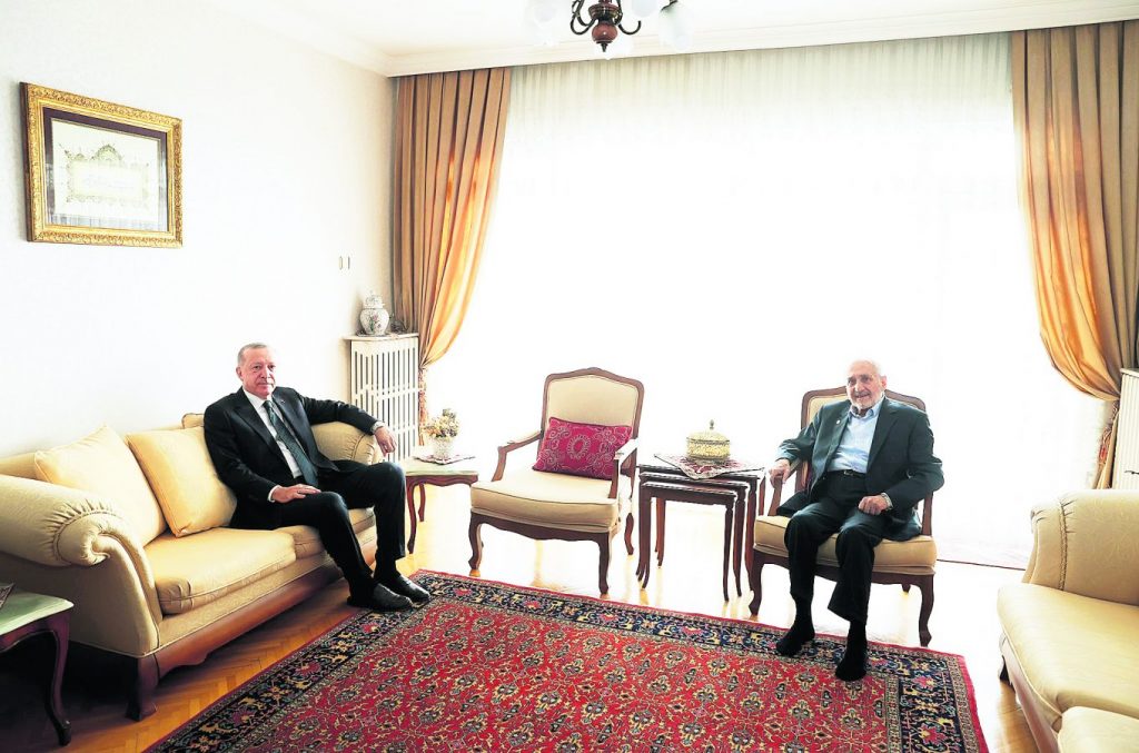 Cumhurbaşkanı Erdoğan, 8 Ocak’ta Oğuzhan Asiltürk’ü evinde ziyaret etmişti. 1 saat süren ziyarette ‘ittifak’ görüşüldü
