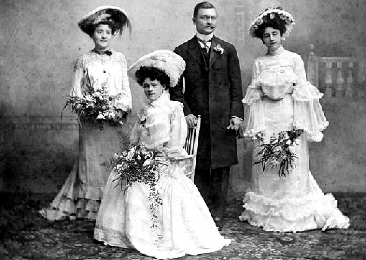 Ali Kemal, eşi Winifred (oturan) solda Winifred’in annesi Magi, sağda ise kız kardeşi Viva