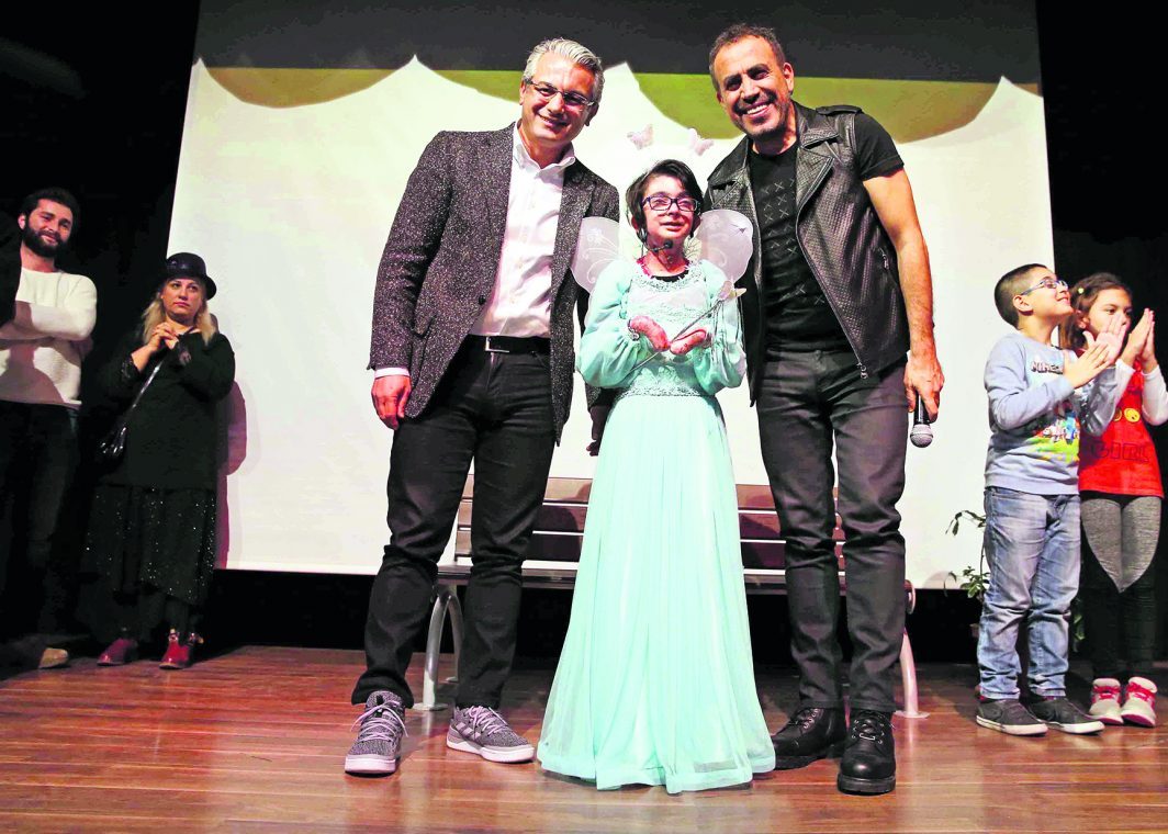 Kelebek hastalığıyla mücadele eden 11 yaşındaki Elfida Gündüz, hazırladığı tiyatro oyununu sergilerken de Haluk Levent oradaydı. Küçük hayranını yalnız bırakmadı, “Elfida” şarkısını da birlikte seslendirdiler