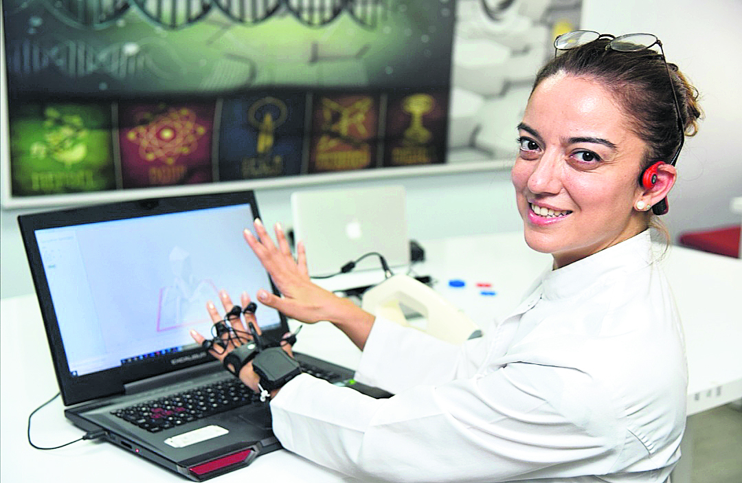 Leyla Türker Şener , yüksek teknoloji ile insan sağlığına artı değer katmak amacıyla Tıbbi ve Endüstriyel Tasarım Laboratuvarı TETLAB’ta ekibiyle üretim yapıyor