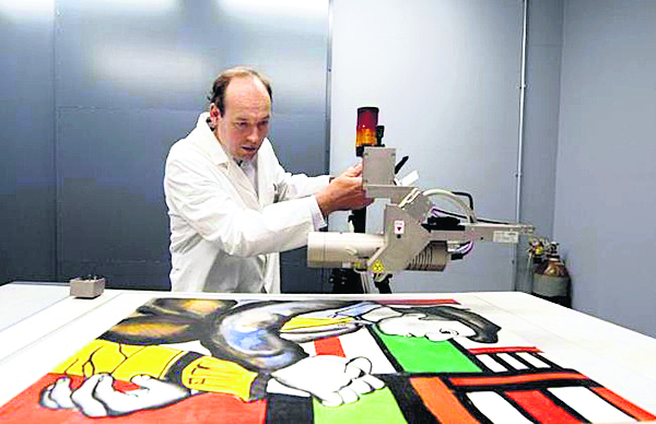 Cenevre Havalimanı’ndaki uzmanlar işadamlarının havaalanındaki depolarda tuttukları sanat eserlerinin kontrolünü yapıyor. Test edilen eserlerin yüzde 70’inin sahte olduğu belirtiliyor