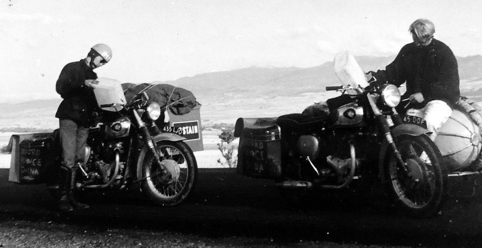 Stanley Johnson ve arkadaşı Anadolu yaylalarında motosikletlerinin benzinini doldururken