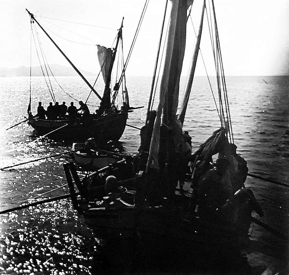 Fotoğraf hakkında bilgi yok ama büyük olasılıkla 1900’lerin başına ait bir sakolevalı tırhandil. Fotoğraf, Yunanlı bir geleneksel denizcilik sitesi olan https://www.naftotopos.gr’den