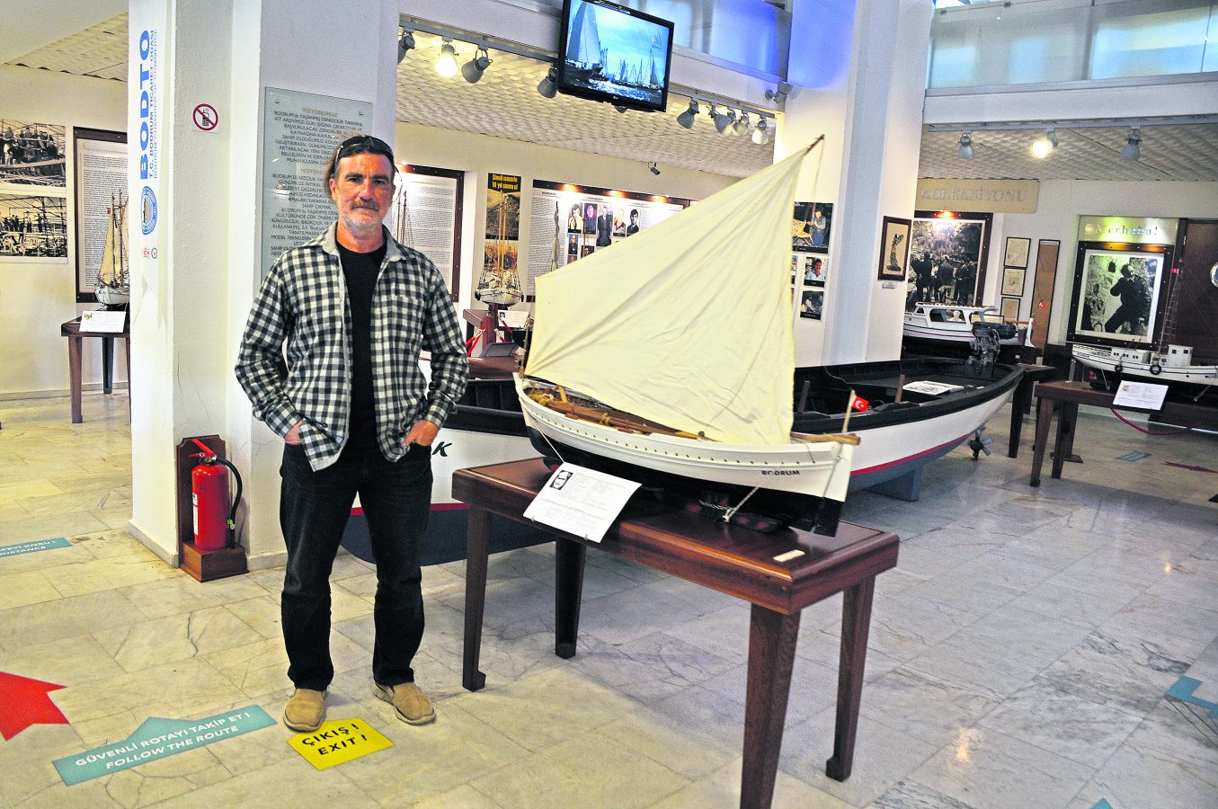 Bodrum Denizcilik Müzesi’nde, Yarımada’nın en meşhur ikinci kuşak tekne ustalarından Ali Kemal Denizaslanı’nın yaptığı sakoleva armalı tırhandil maketlerinin önünde <b><span class=