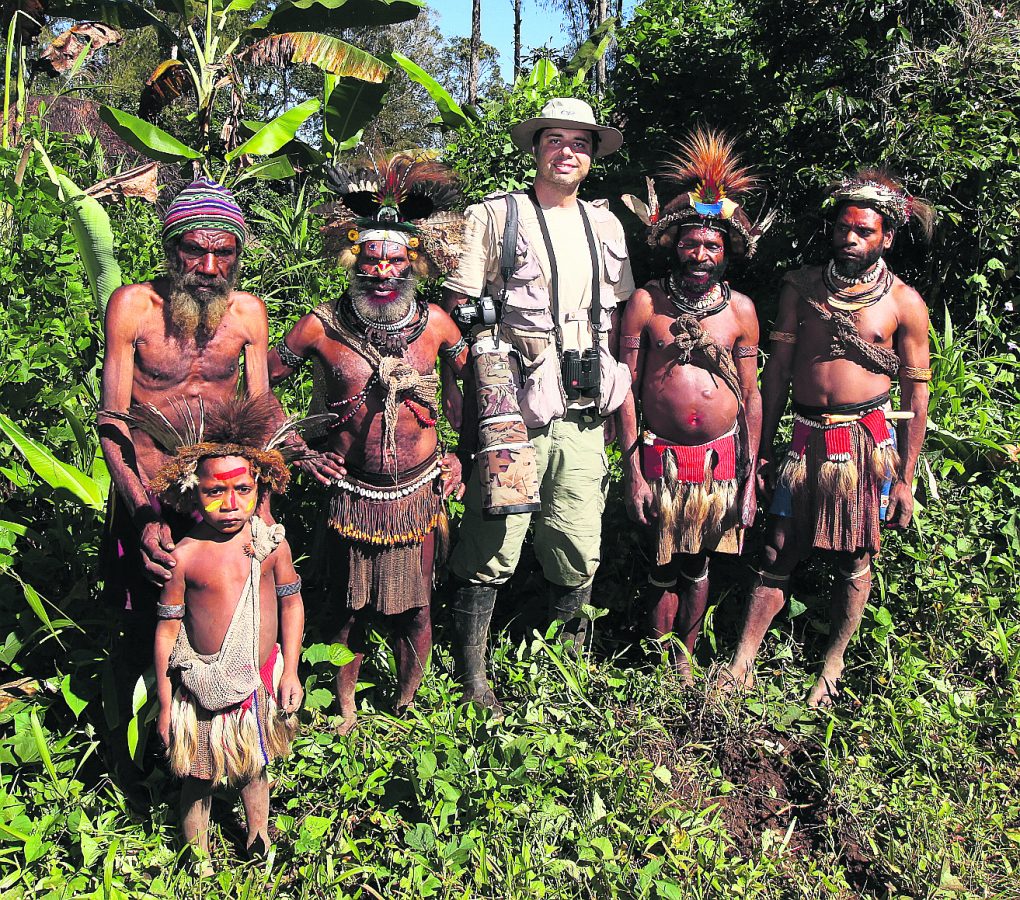 Şekercioğlu, Papua Yeni Gine’de yerlilerle birlikte