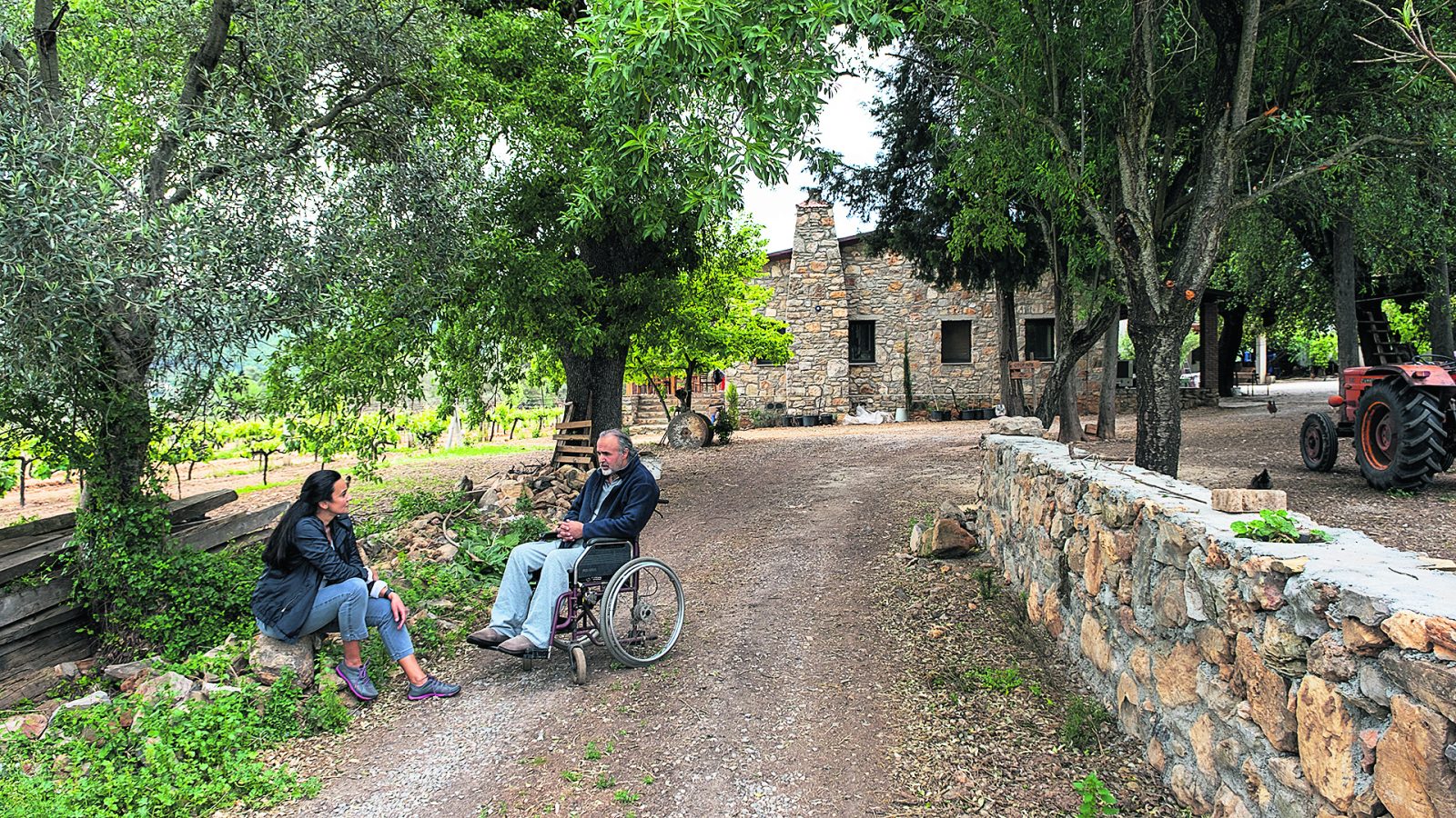 Burası Garova Vineyard. Hikayeleri, Mehmet Vuran’ın geçirdiği kazadan 5 yıl sonra tekerlekli sandalyesinde bağı izlediği bir gün ‘Şarap yapalım’ demesiyle başlıyor.