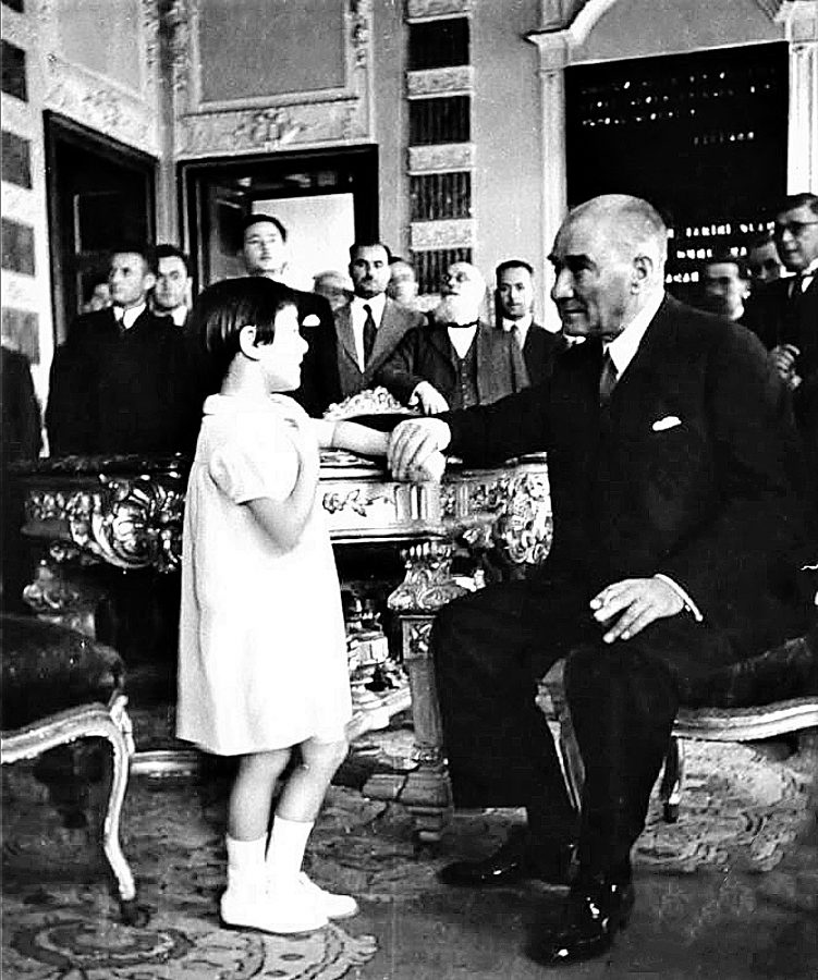 Atatürk ve manevi kızı Ülkü, İstanbul Resim ve Heykel Müzesi açılışında.