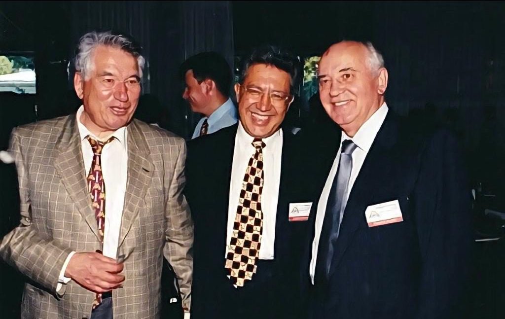 Cengiz Aytmatov, Zülfü Livaneli ve Mihail Gorbaçov... Aytmatov 10 Haziran 2008’de aramızdan ayrıldı.