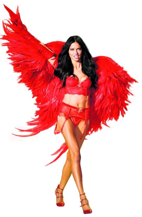 Victoria’s Secret’ın 2013 defilesinde kırmızı kanatlarıyla boy gösteren Adriana Lima, markanın favori yüzlerindendi.
