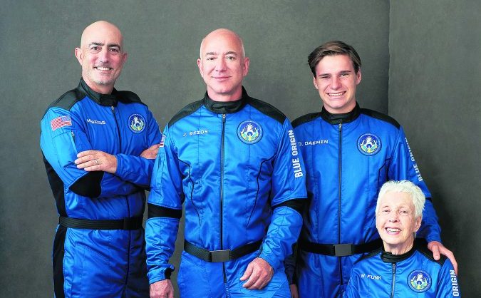 Mark Bezos, Jeff Bezos, Oliver Daemen ve Wally Funk’tan oluşan ekip, başarıyla uluslararası uzay duvarını aştı ve dünyaya indi.