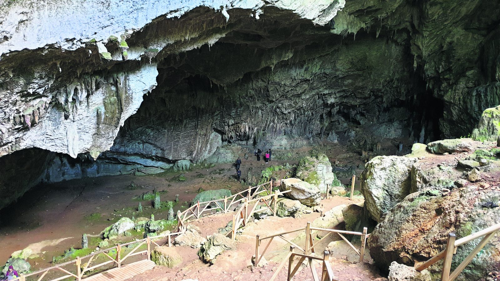 Cennet Adası Tabiat Parkı’nın tam ortasındaki devasa Nimara Mağarası.