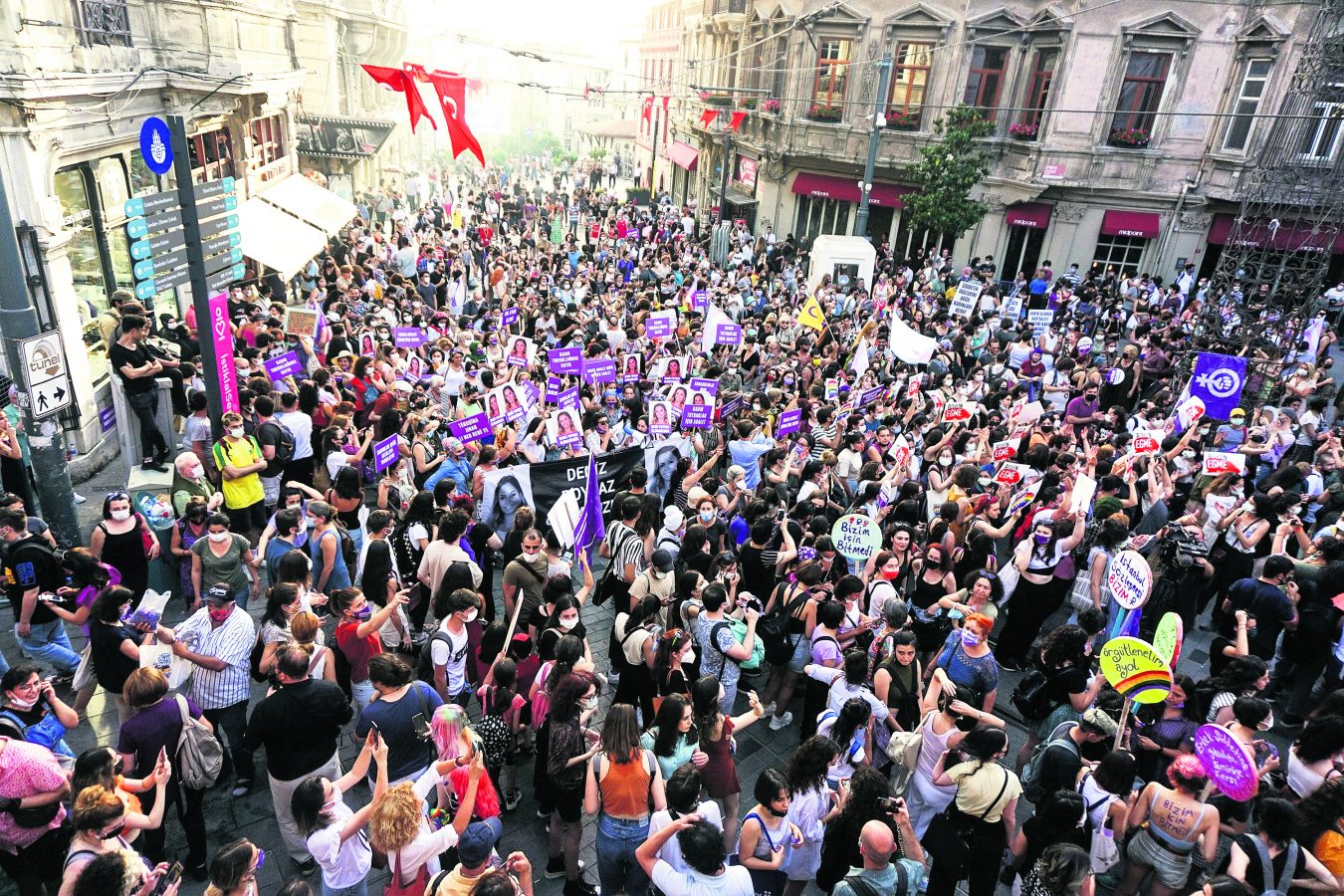 1 temmuz günü çok sayıda kadın, Türkiye’nin ilk imzacısı olduğu İstanbul Sözleşmesi’nden çekilmesini Taksim’deki gösteride protesto etti. (Fotoğraf: Getty Images)