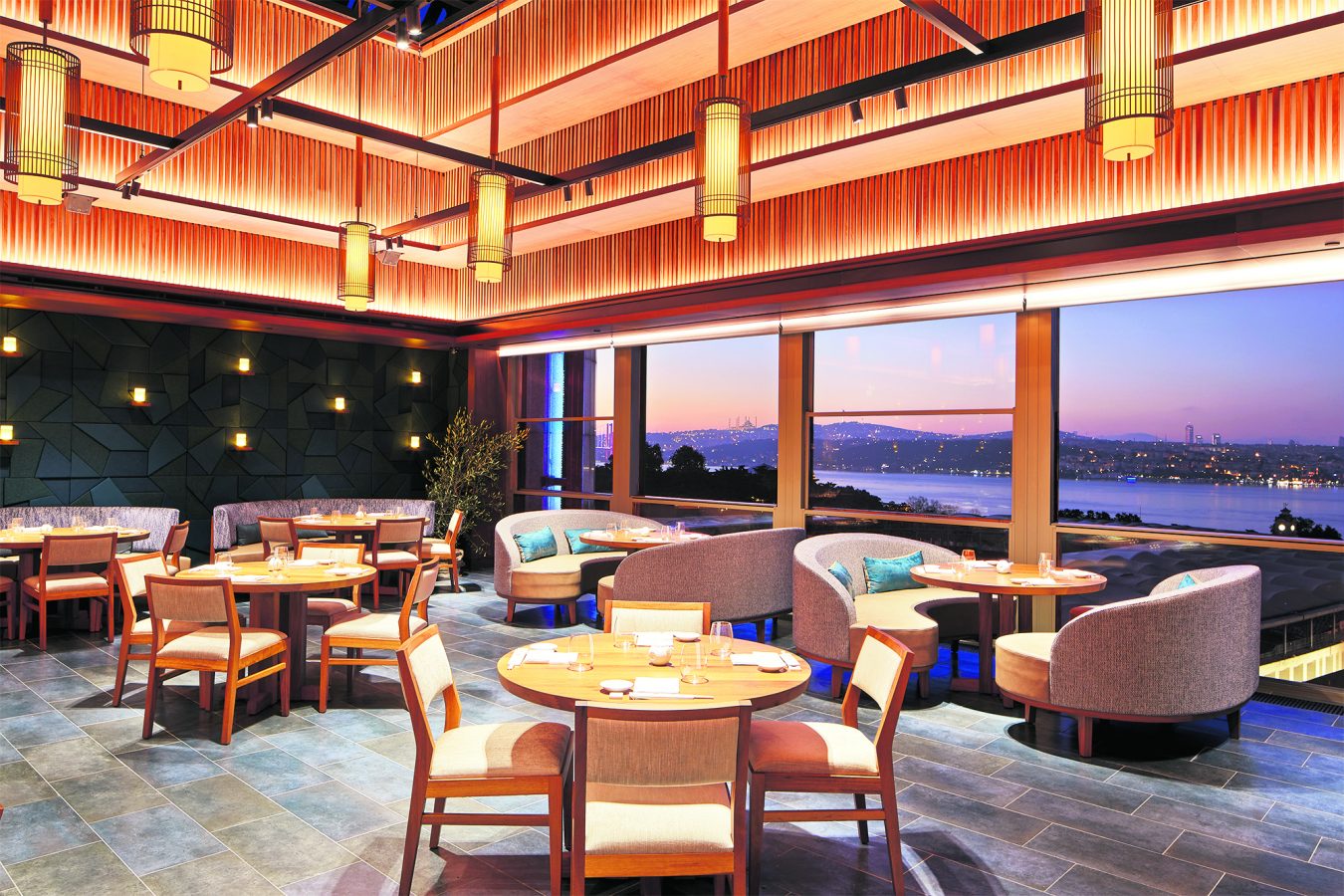 Süzer Grubu, Ritz Carlton Oteli'nin en güzel noktasını Nobu'ya ayırdı.