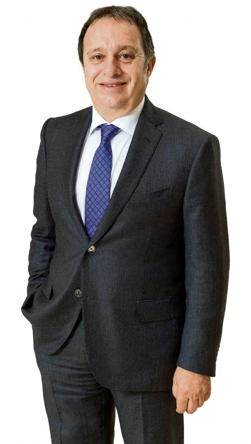 Ömer Yüngül İzmir Bornova Anadolu Lisesi ve ardından Boğaziçi Üniversitesi Makine Mühendisliği’nde okudu. 1997’de Zorlu Grubu Vestel Beyaz Eşya Genel Müdürü oldu. Grup içinde kariyerinde ilerledi ve 2012 yılında Zorlu Holding’in<br />CEO’su oldu.
