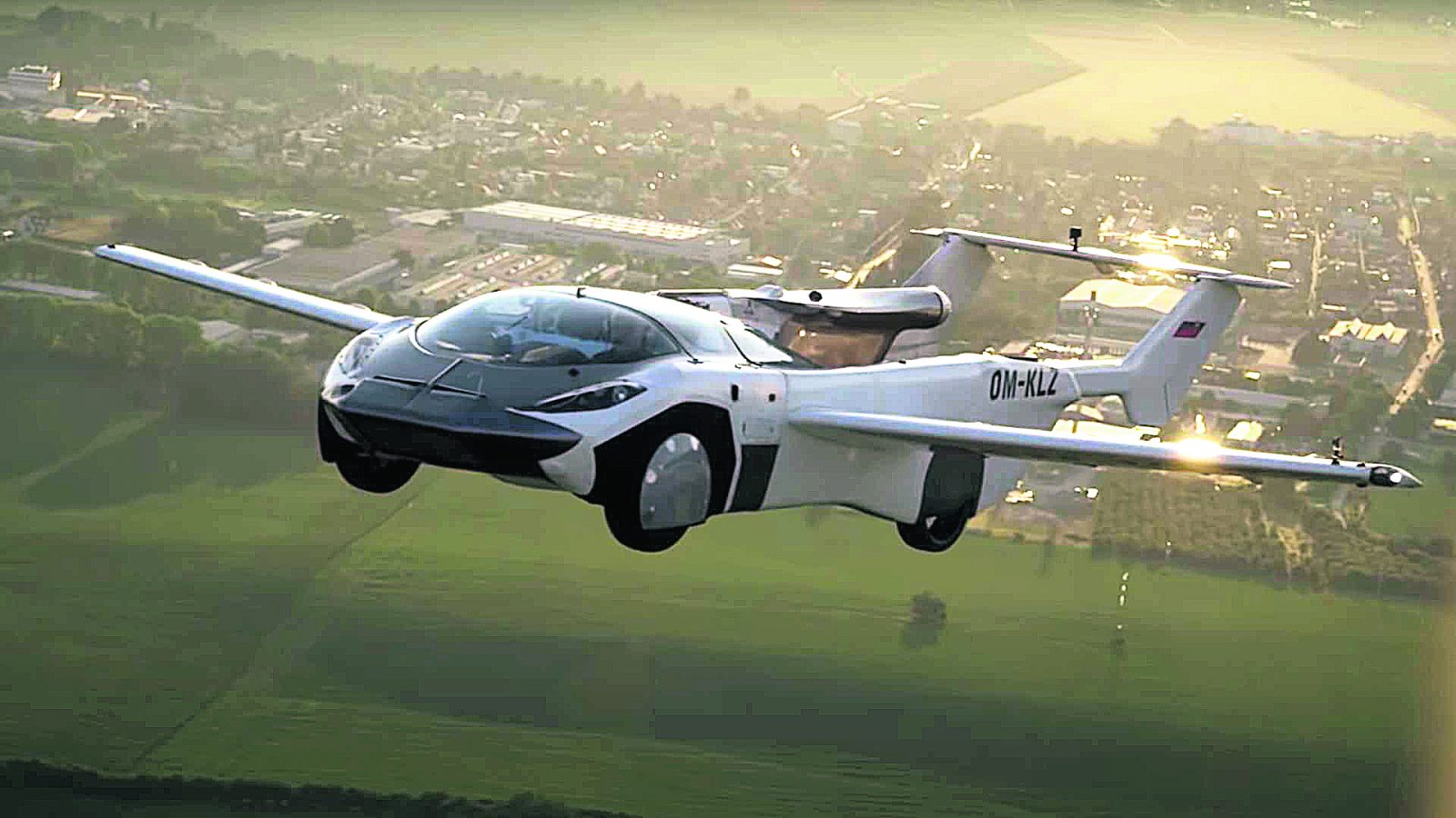 Uçan araç AirCar, saatte 190 km hıza ulaşıyor.