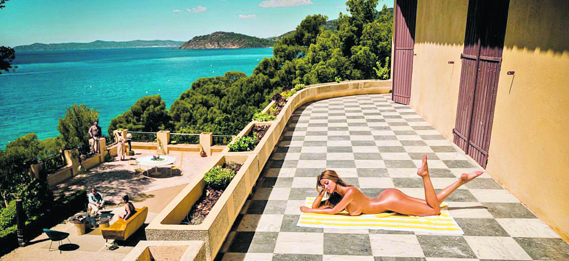 An Easy Girl’de Zahia Dehar’ın güzelliği Fransız Rivierasıyla yarışır.