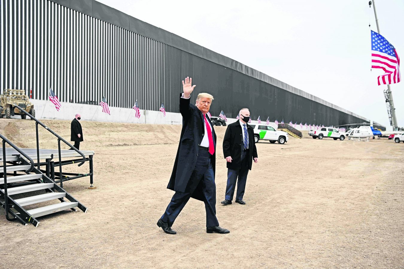ABD-Meksika bariyeri, dünyanın en pahalı yapı projelerinden biri. The Guardian’a göre, duvarın kilometresi 43 milyon dolara mal olan kesimleri 5 dolarlık bir merdivenle aşılabiliyor. Trump, duvarını en son seçimi kaybettikten sonra, 12 Ocak’ta ziyaret etti.