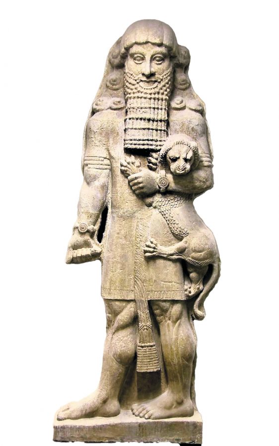 Gılgamış’ın Louvre Müzesi’nde sergilenen, Dur-Şarrukin’de bulunan kabartması. Sol kolunda bir aslan ve sağ elinde bir yılan tutarak “Hayvanların Efendisi” olarak betimlenmiş.