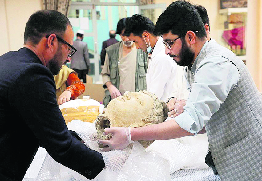 Afganistan Ulusal Müzesi çalışanları Amerika’dan iade edilen tarihi eserlerin paketlerini açıyorlar. 29 Nisan 2021.