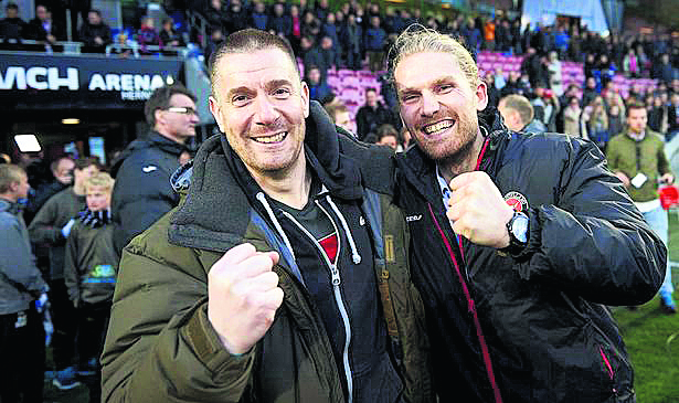 Brentford’un sahibi Benham (solda) ve futbol direktörü Rasmus Ankersen.