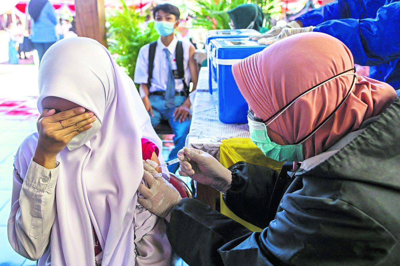 Endonezya’da lise öğrencilerine ilk gün Sinovac aşısı yapıldı. (Fotoğraf: Getty Images)