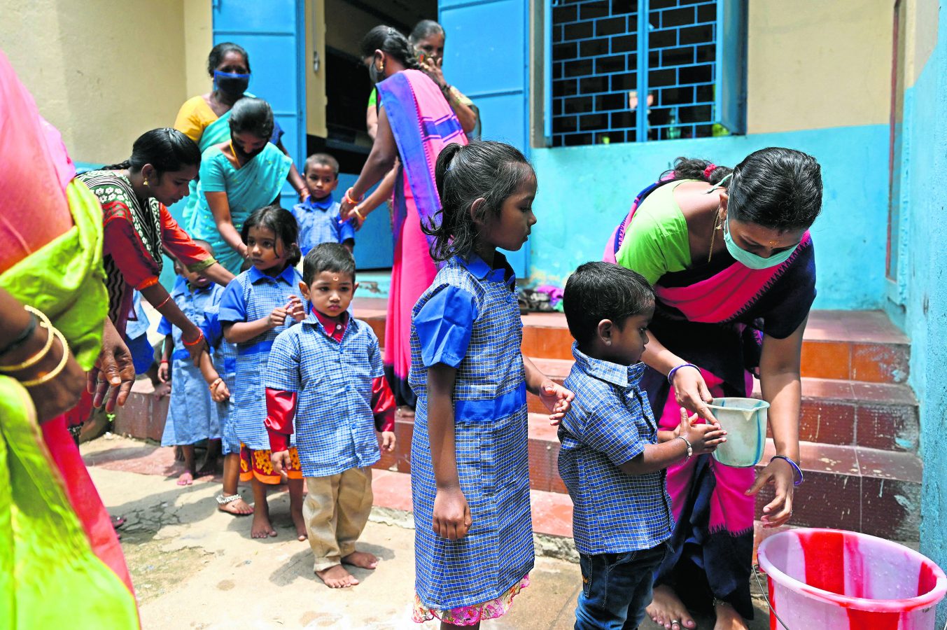 Delta virüsünün doğum yeri Hindistan’da ilk ders ‘el yıkama’ydı. Öğretmenleri küçük öğrencilerine ellerini nasıl yıkayacaklarını uygulamalı olarak gösterdi. (Fotoğraf: Getty Images)