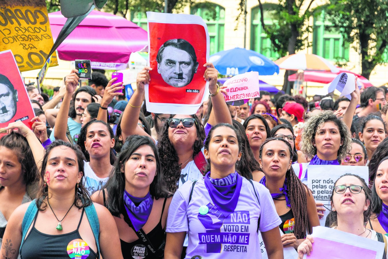 Rio de Janeiro’da kadınlar Bolsonaro’yu protesto ediyor.