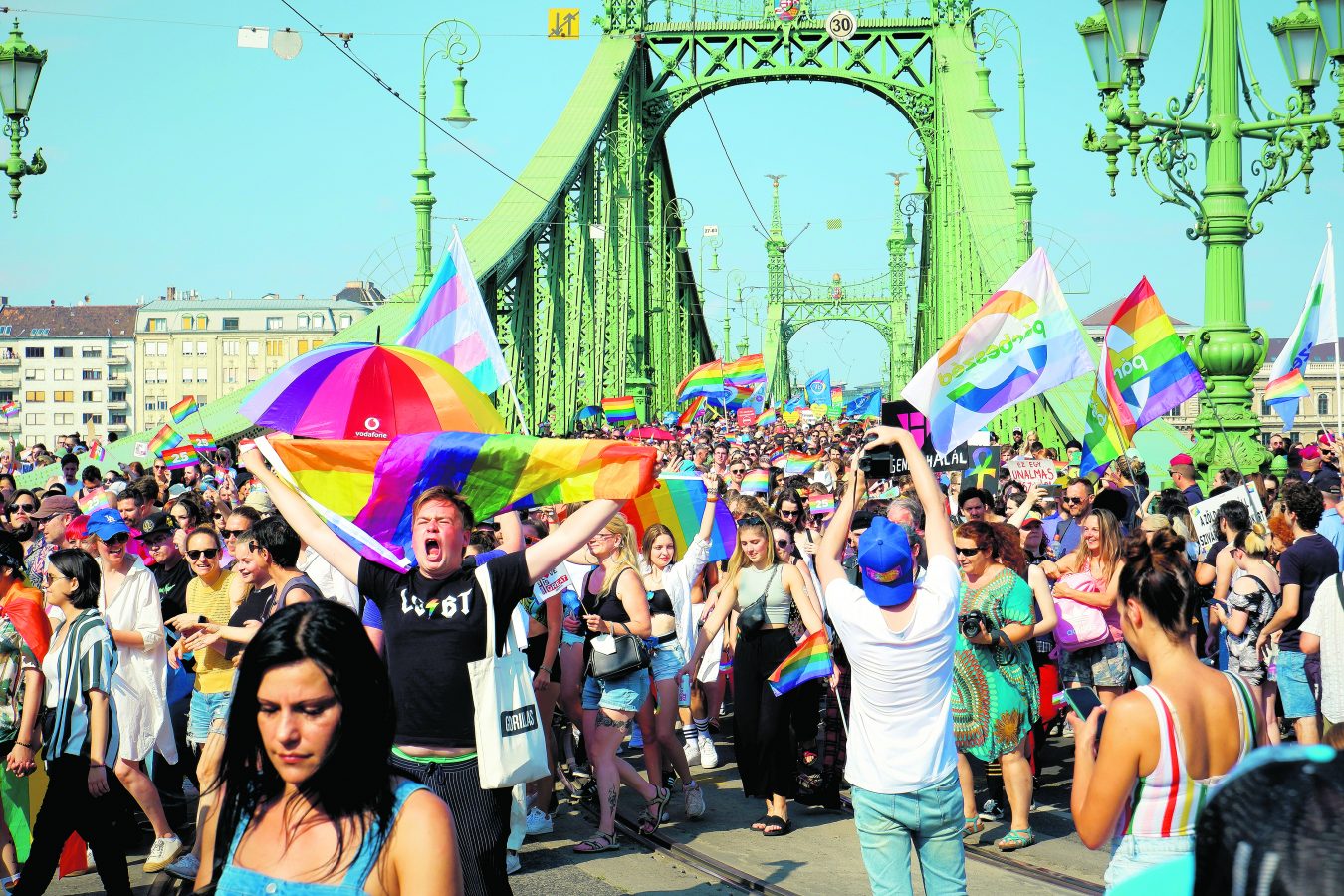 “Eşcinselliğin teşvikinin” kanunla yasaklandığı Macaristan’da Onur Yürüyüşü.