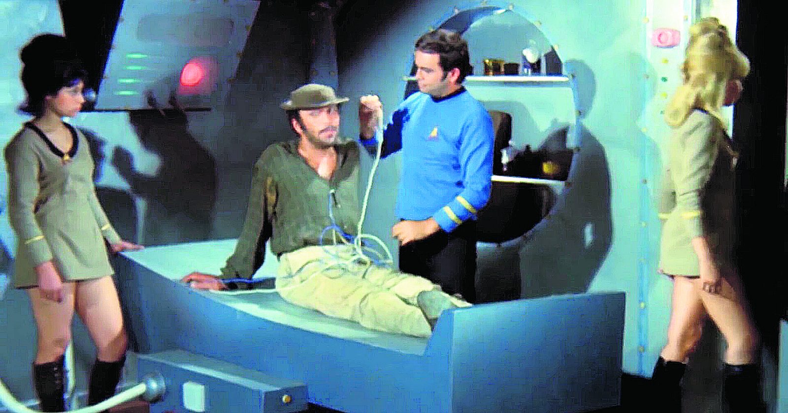 Sadri Alışık’ın başrolünde olduğu 1973 tarihli Turist Ömer Uzay Yolu’nda, bilim kurguyla komediyi harmanlayan bir yapımdı.
