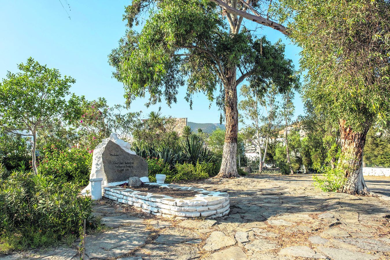 1972'de konan kemik kanseri teşhisinin ardından Cevat Şakir 13 Ekim 1973'de hayata gözlerini yumdu.  Ailesi tıpkı Balıkçı’nın istediği gibi sade bir mezar hazırladı; “başına bir taş, ayağına taş”. (Fotoğraf: Mehmet Uyargil)