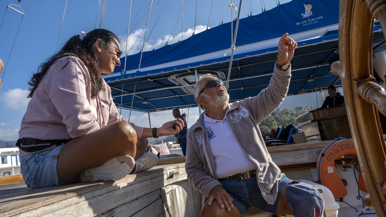 Yücel Köyağasıoğlu 85 yaşında, ama geminin kıç tarafından şöyle bir “Trinket alesta!” diye bağırdı mı baş tarafındaki denizciler anında alesta oluyor. Yarış sırasında gemideki en hırslı, en coşkulu kişi o. Bazen 25, bazen 45 yaşında gibi bir 85 yaş… (Fotoğraf: Mehmet Uyargil)