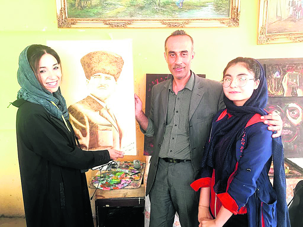 Azim’in bana hediye ettiği Atatürk portresini güvenlik amacıyla Türk Büyükelçiliği’ne emanet ettim.