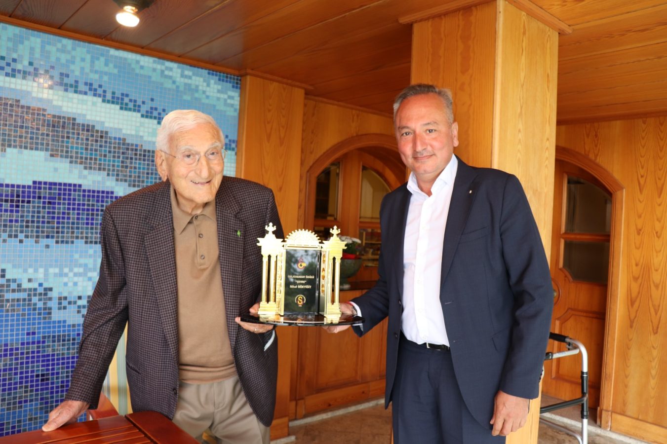 Nihat Gökyiğit ödülünü evinde Galatasaraylılar Derneği Başkanı Fidel Berber’den aldı.