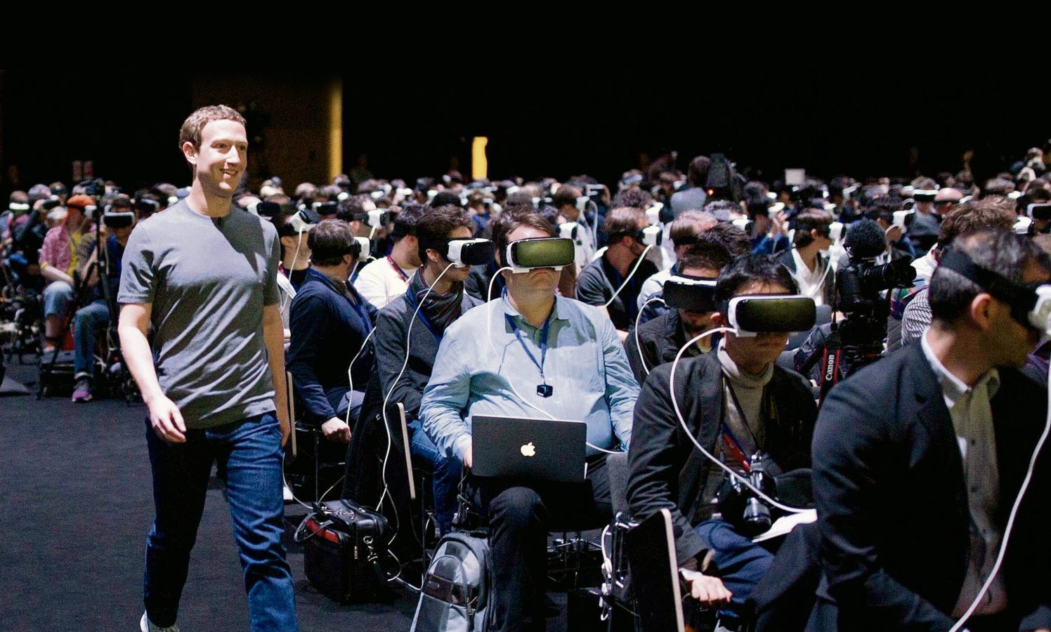2016’daki bir basın lansmanında çekilen bu kare, Mark Zuckerberg’ün sanal evrenini hayal edenler için güzel bir özet.
