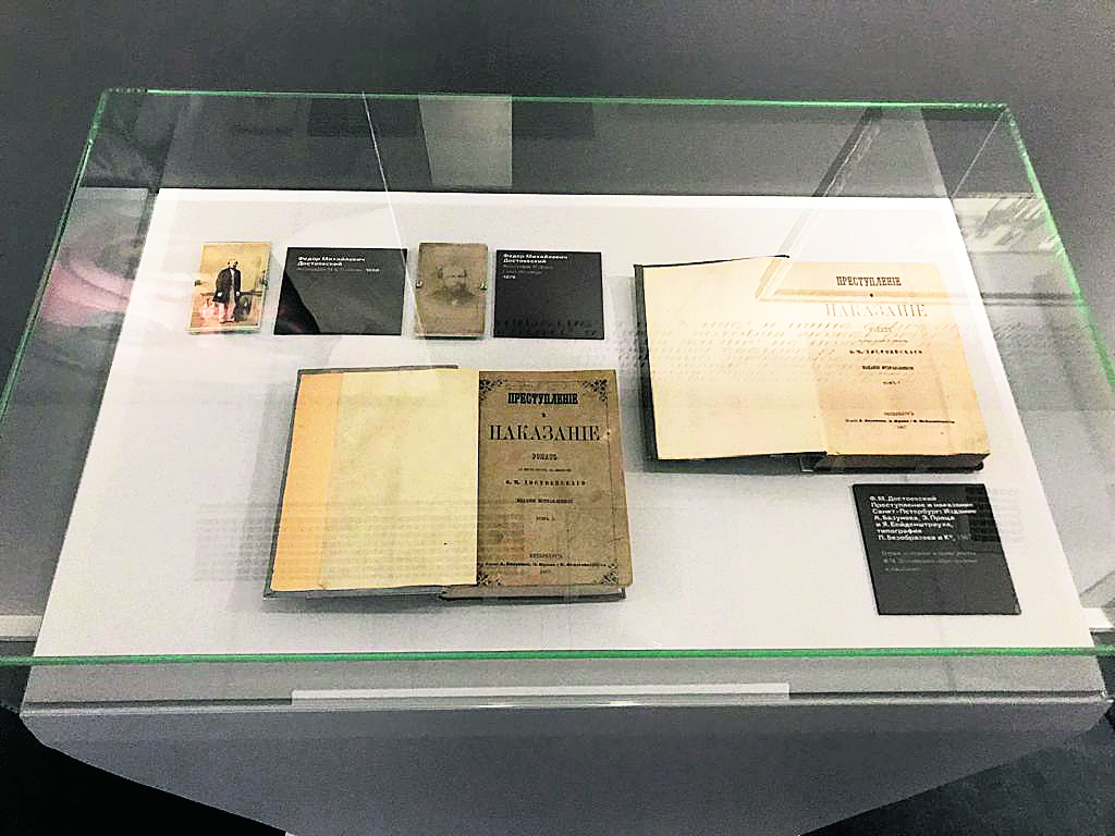 Bu yıl Moskova’da açılan Dostoyevski sergisinden Suç ve Ceza’nın ilk baskıları. (Fotoğraf: Sabri Gürses Arşivi)