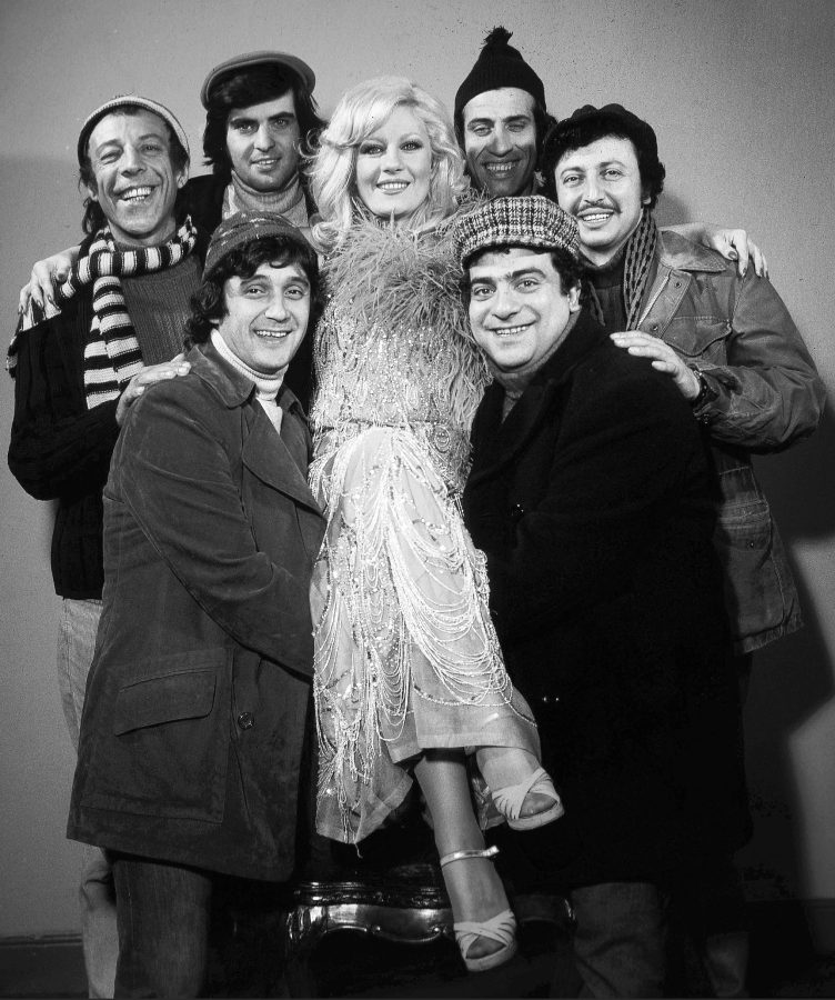 Münir Özkul, Tarık Akan, Emel Sayın, Kemal Sunal, Metin Akpınar, Halit Akçatepe ve Zeki Alasya, 1974 yapımı Mavi Boncuk filminin setinde.
