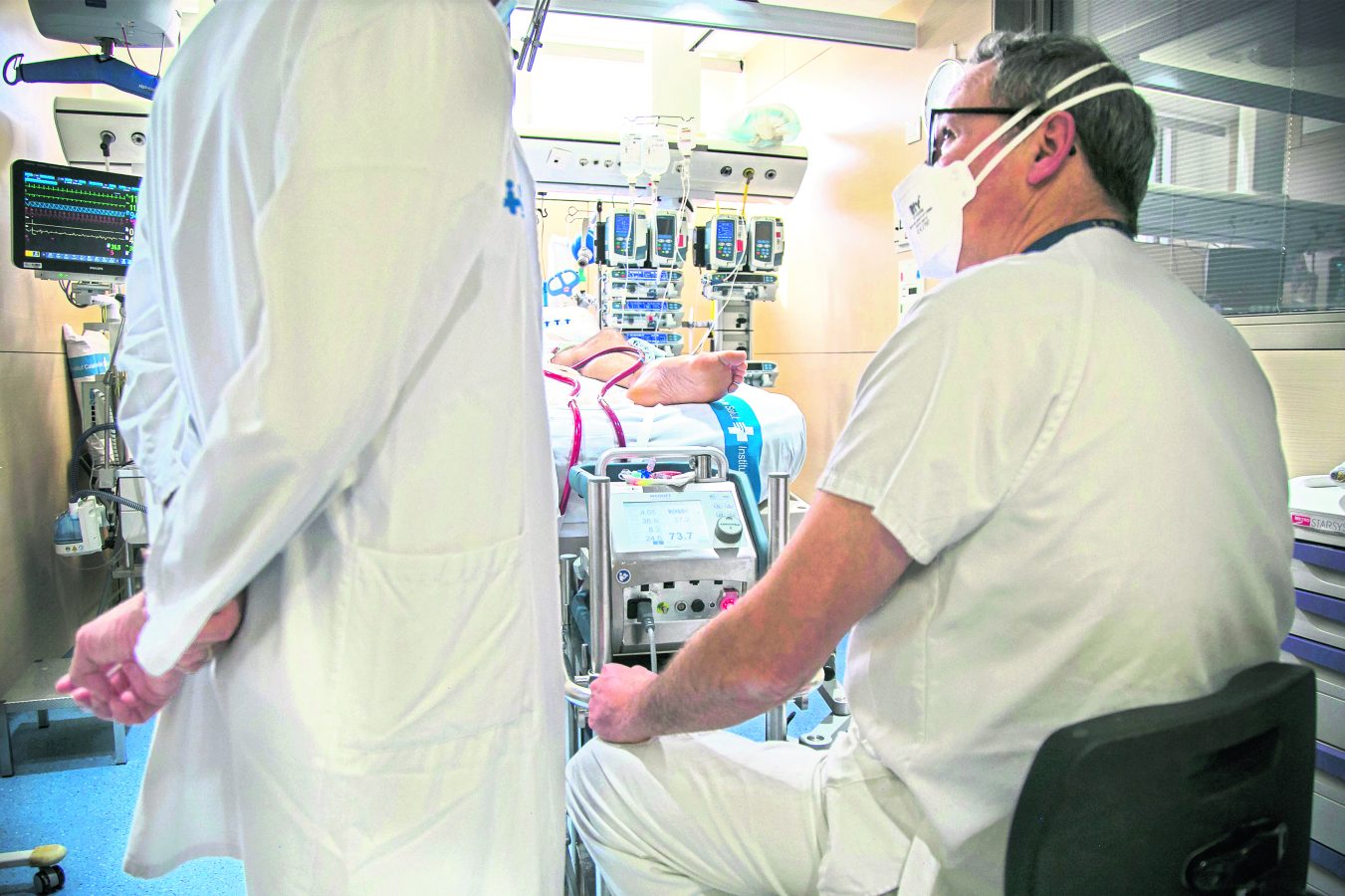 COVID TEDAVİSİNDE İLK KEZ ECMO: İspanya’da doktorlar ağır Covid hastaları için Ekstrakorporal Membran Oksijenizasyonu (ECMO) tedavisi uyguluyor. Hasta Covid yüzünden akciğer solunumu yapamadığı için kanı makineye alınıp okjisenizasyon sonrası tekrar veriliyor.