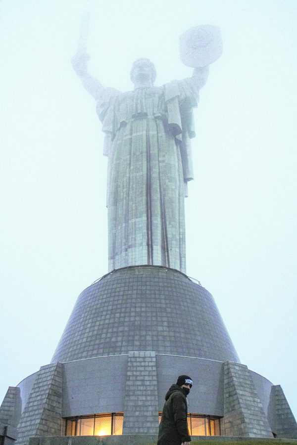 Kiev’deki 102 metrelik Anavatan Heykeli Sovyet döneminden kalma.