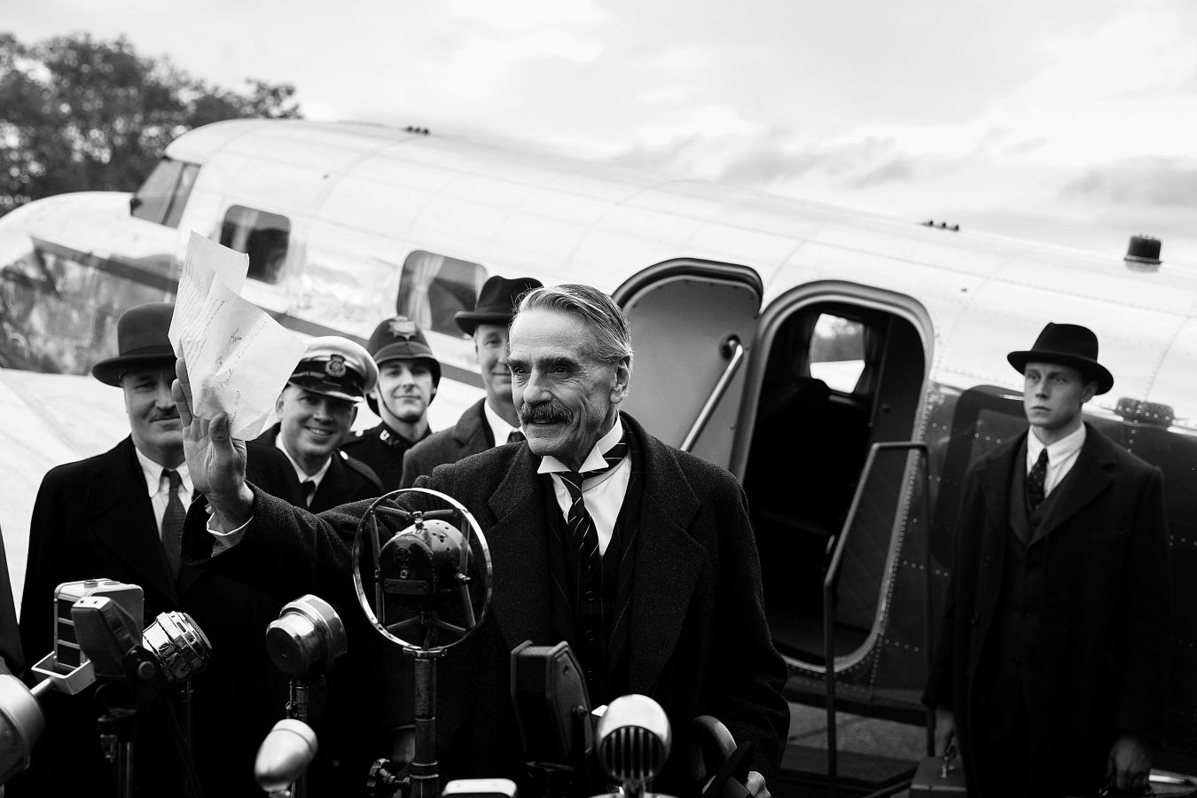 Münih filminde Chamberlain’i Jeremy Irons (üstte) canlandırıyor. Filmde başbakanın Nazilerle barış sağlandığını açıkladığı an da var.