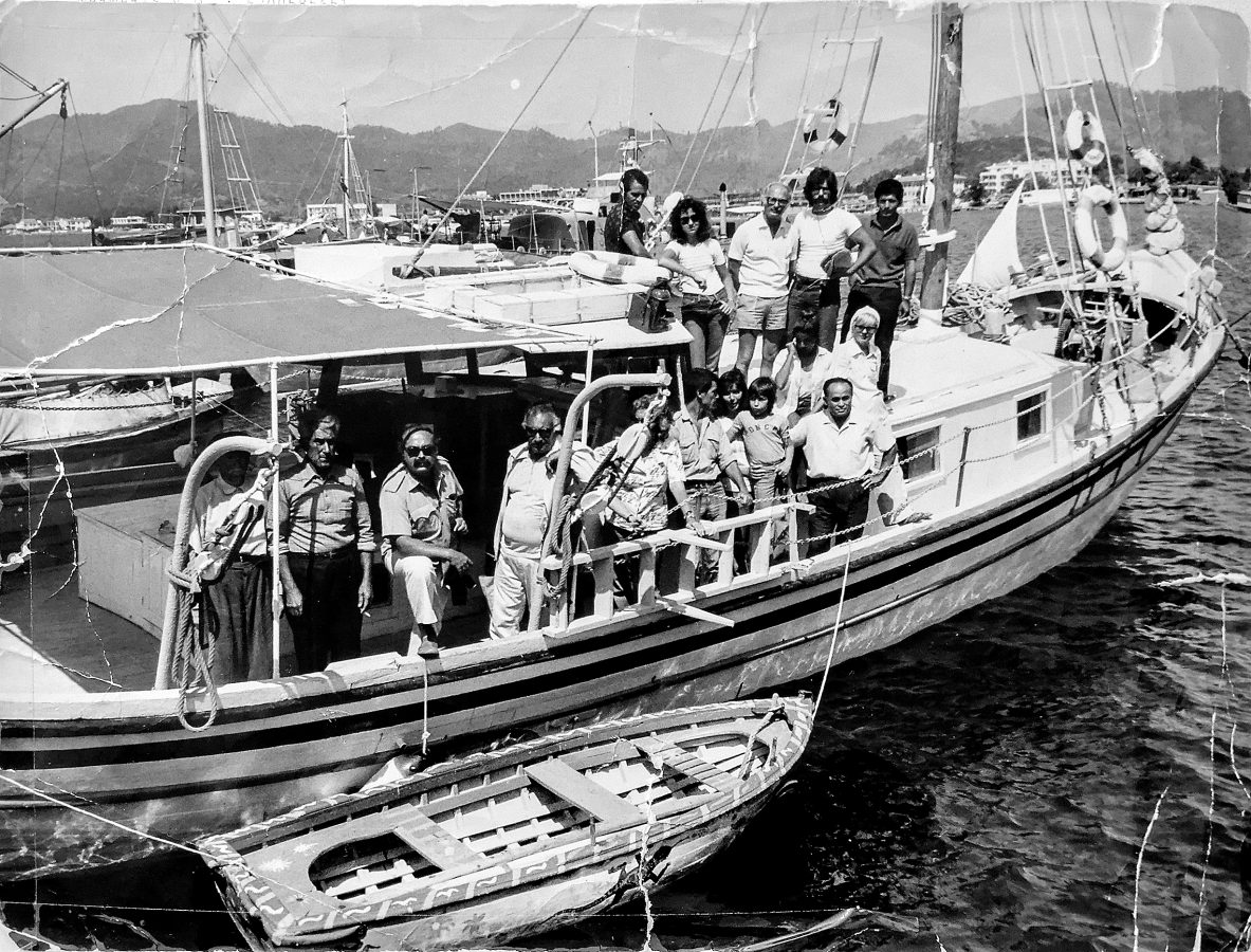 Yaşar Kemal Hürriyet teknesi ile bir film çekiminde.
